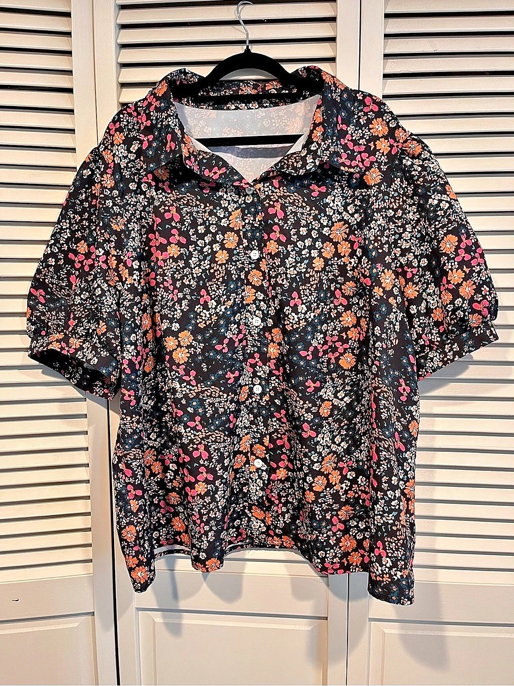Floral Button Down Shirt in Black & Pink Like New